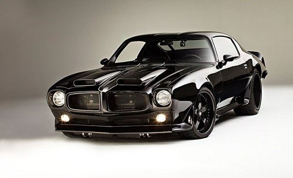 1970 Pontiac Firebird . Pontiac Firebird — автомобиль, выпускавшийся концерном General Motors с 1967 по 2002 года. Выпуск модели 1970 года и начала второго поколения был задержан до 26 Февраля 1970 вследствие инженерных проблем, и чаще всего она называетс