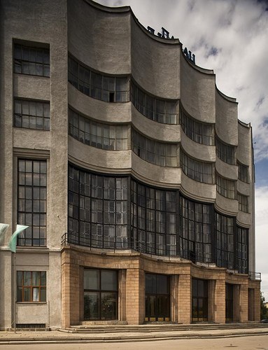 [club1543502|Дворец культуры железнодорожников]. Одно из лучших клубных сооружений своего времени. Арх. Дмитриев А.И. (1927 – 1932 гг). Стиль – конструктивизм.. Первый камень в фундамент Дворца культуры был заложен в дни празднования десятой годовщины Вел - 5