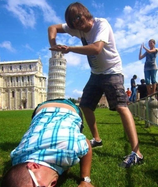 Фотографируйтесь с памятниками правильно. Путешествуя по различным местам, люди делают стандартные снимки с памятниками и скульптурами. Похожие друг на друга фотографии способны вызвать разве что зевоту. Ну кто не фотографировался с Пизанской башней в рук - 7