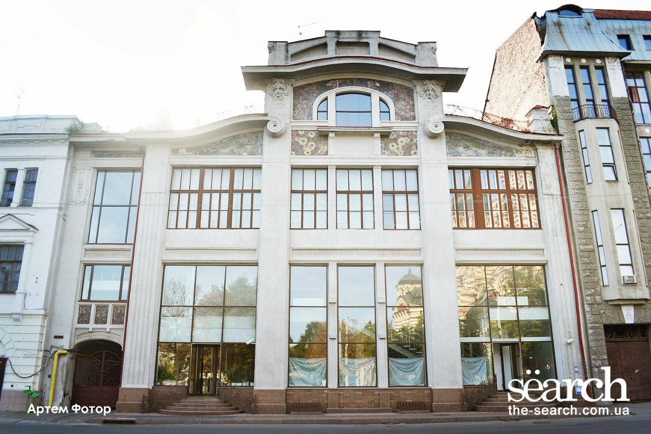 [club1543502|Бывшая мануфактура Кулаковского (ныне Дом моделей]). Построили в начале ХХ века, которое выполнено в стили "модерн", что было свойственно для того времени. Смотря на него, видно изогнутые линии, также огромные оконные и дверные проемы. Опреде