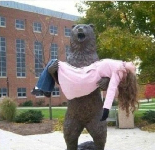 Фотографируйтесь с памятниками правильно. Путешествуя по различным местам, люди делают стандартные снимки с памятниками и скульптурами. Похожие друг на друга фотографии способны вызвать разве что зевоту. Ну кто не фотографировался с Пизанской башней в рук - 6