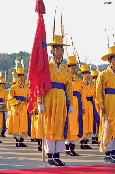 Самая смешная военная форма в мире. Над военными не принято смеяться, но сейчас мы немного нарушим эту традицию. Отправляясь в любую армию мира, человек заранее соглашается подчиняться чужой воле. А заодно и воле дизайнеров, которые придумали для этой арм - 5