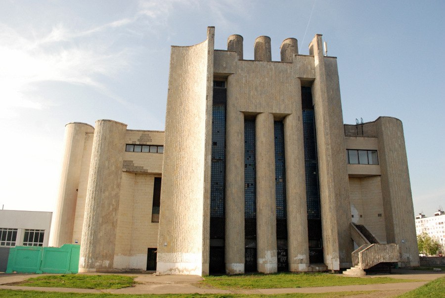 [club1543502|Дворец Пионеров]. Дворец пионеров (Сейчас - Харьковский дворец детского и юношеского творчества). Харьковский дворец детского и юношеского творчества был построен в 1993, на Салтовке. Фасад здания выполнен в классическом стиле. Над строением 