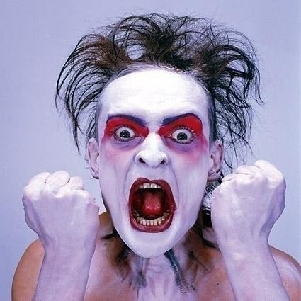 7 смертных грехов в исполнении Штефана Акерманна:<br>гнев, гордыня, жадность, зависть, лень, похоть, тщеславие. Найди сам, где, что