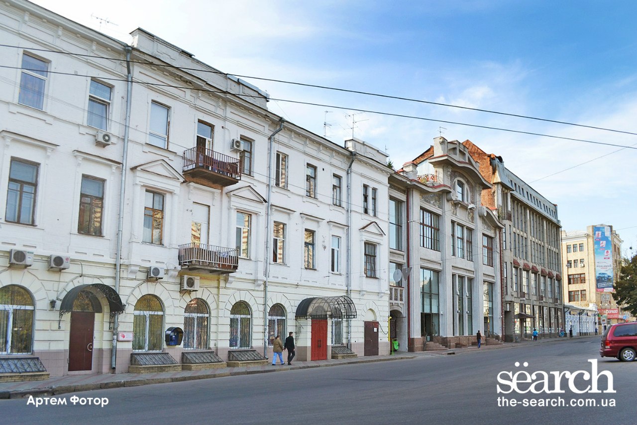 [club1543502|Бывшая мануфактура Кулаковского (ныне Дом моделей]). Построили в начале ХХ века, которое выполнено в стили "модерн", что было свойственно для того времени. Смотря на него, видно изогнутые линии, также огромные оконные и дверные проемы. Опреде - 5