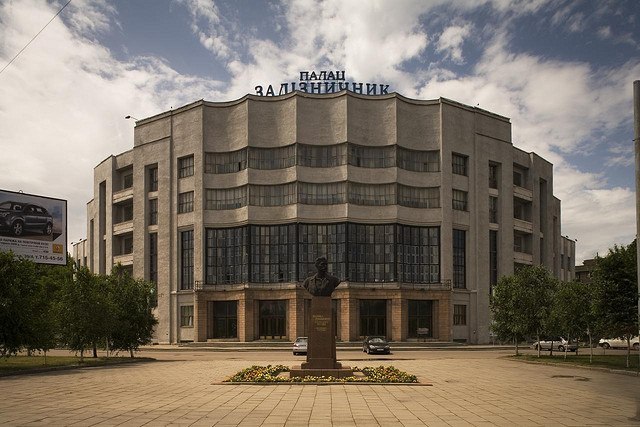 [club1543502|Дворец культуры железнодорожников]. Одно из лучших клубных сооружений своего времени. Арх. Дмитриев А.И. (1927 – 1932 гг). Стиль – конструктивизм.. Первый камень в фундамент Дворца культуры был заложен в дни празднования десятой годовщины Вел - 6