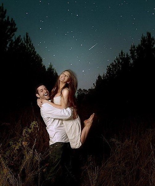 Фотоальбом двух влюбленных, которые никогда не встречались. Аарон — молодой и креативный фотограф, который живёт в Америке. Рози тоже фотограф, но живёт в Великобритании. Волей случая, они заметили друга друга в Интернете. Молодые люди стали пристально сл - 5