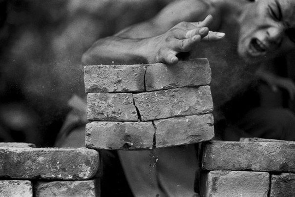 Монахи из Шаолиньского монастыря…. Интересная серия фотографий Томаса Гудзоваты из Шаолиньского монастыря.. В семидесятые годы боевое искусство Кунг-фу стало феноменом в западной поп-культуре благодаря одноименному культовому сериалу. Главный герой сериал - 9