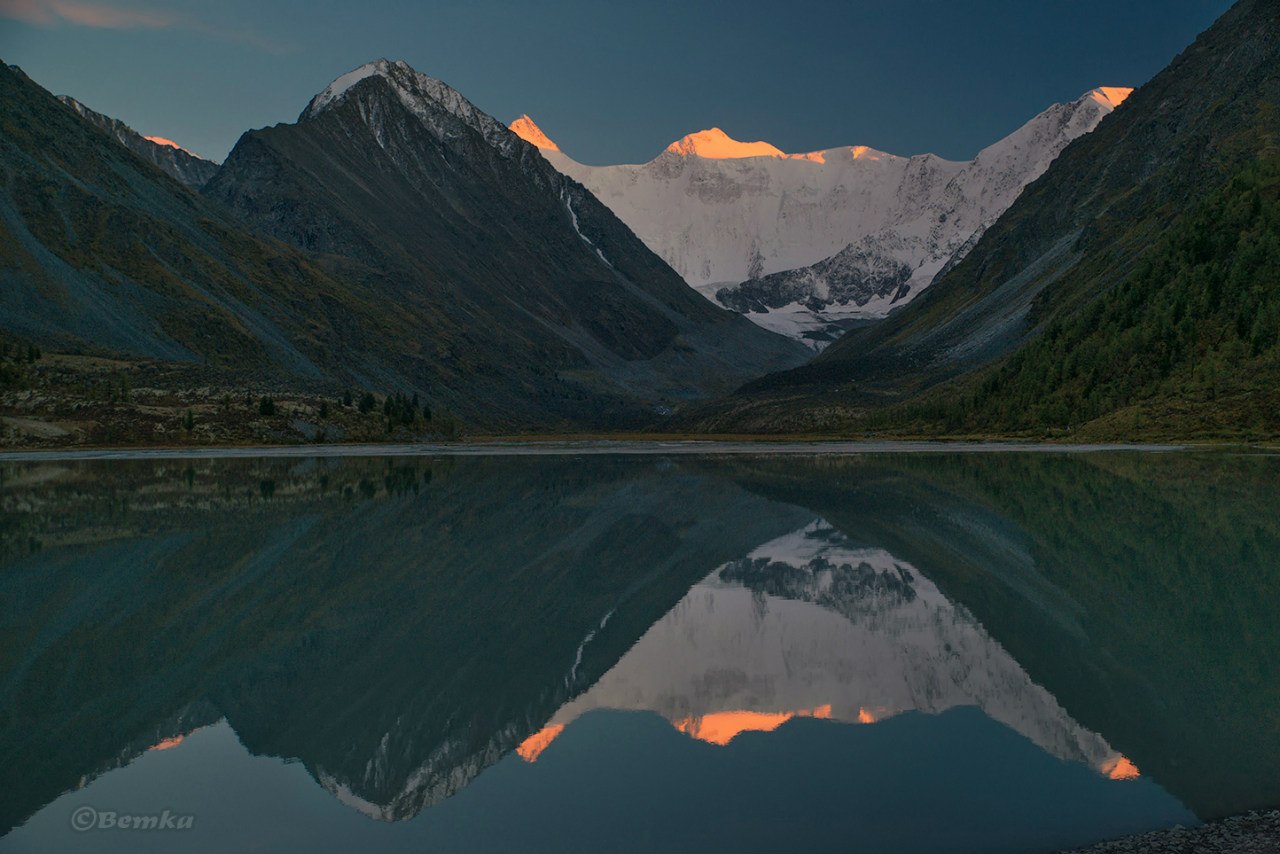 Пик Белуха и озеро Ак-Кем. Алтай. Россия