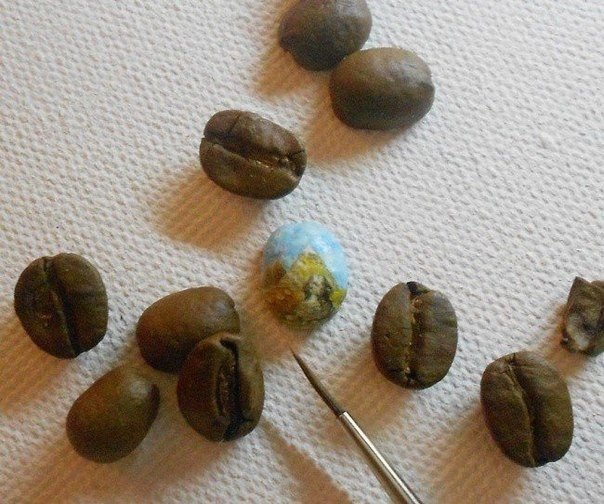 Турецкий художник Хасан Кале создает крохотные картины на самых странных поверхностях