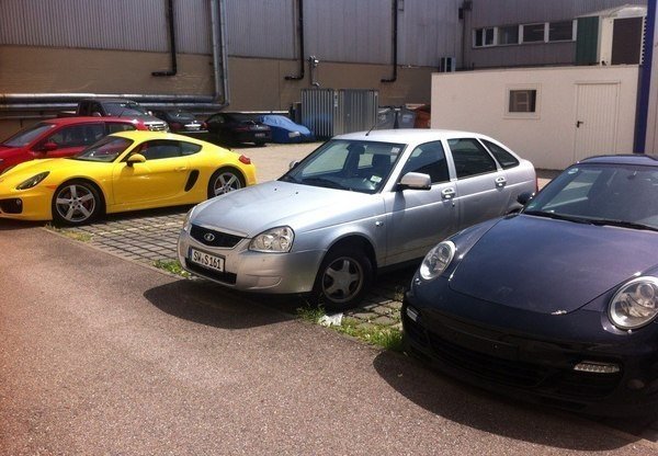 Парковка возле Porsche Engineering в Штутгарте