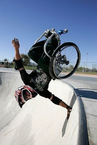 Арон родился с неполным закрытием спинномозгового канала. До 8 лет, Арон ходил на костылях, но после нескольких операций был вынужден пересесть на инвалидное кресло. Однажды он наблюдал за своим братом, Брайаном, который выполнял трюки на своём BMX-байке.