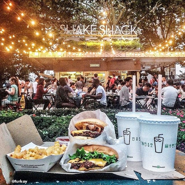 It's the legendary Shake Shack in Madison Square Park. Now, to visit a cult restaurant, you do not need to go to America! Come to the Moscow Shake Shake, make a delicious photo in the restaurant, put a photo in Instagram c hashtag #SHACKGRAM and get 100
