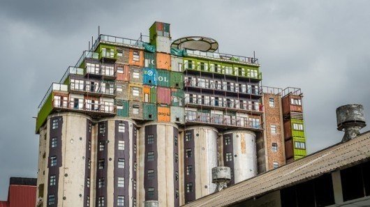 Дом из зернохранилищ и морских бункеров