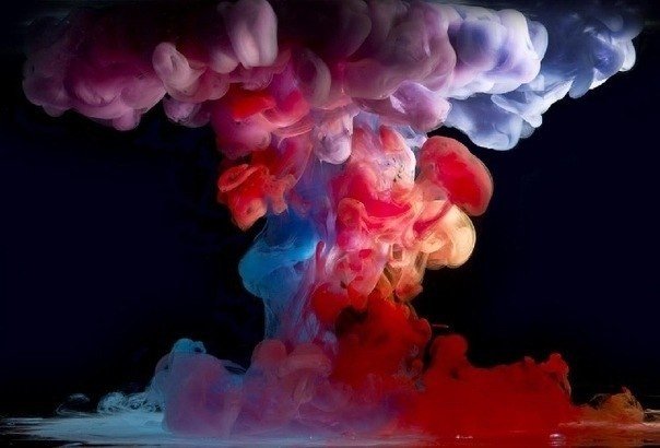 Это интересно! <br>Художник Марк Моусон из Лондона капал краской в воду и снимал результат на камеру. Для этих кадров он просто взял краску разных оттенков и вылил ее в воду, снимая результат на фотоаппарат - 6