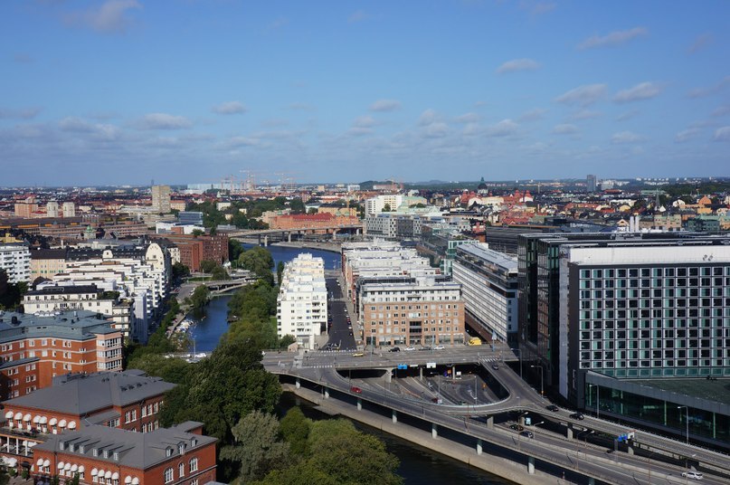 The city on the roofs of which lives Carlson.