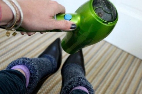 Классные советы на все случаи жизни. . 1. А вы знали, что если новые туфли оказались вам слегка малы, нужно просто надеть их на три пары носков. После чего их следует равномерно прогреть под струей фена на протяжении 10 минут. Все просто! <br>[club7769583 - 5