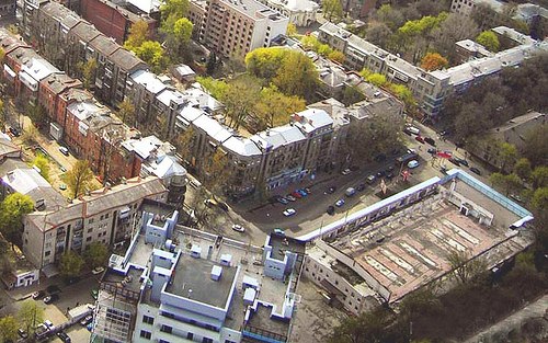 [club1543502|Сумской рынок]. «Сумской рынок основан в 1947 году на пересечении улицы Культуры и улицы Тринклера… Рынок всегда считался самым дорогим и своеобразным: здесь был изысканный товар и изысканный продавец, не зря же его называли «профессорским»..