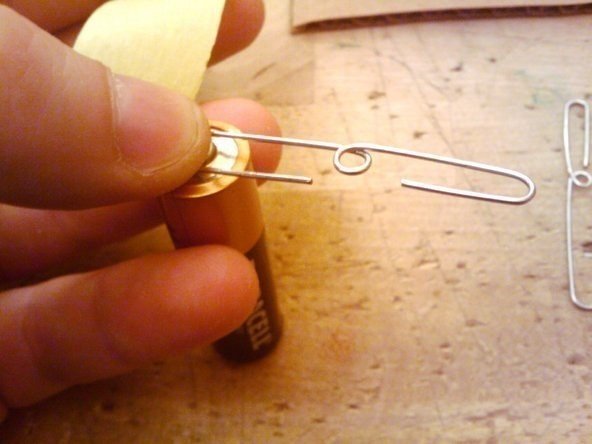 Простой моторчик своими руками.. Инструменты:<br>Наждачная бумага;<br>Кусачки;<br>Зубочистка;<br>Проволока;<br>Батарейка;<br>Липкая лента;<br>Простой карандаш;<br>Магнит и готово - 3