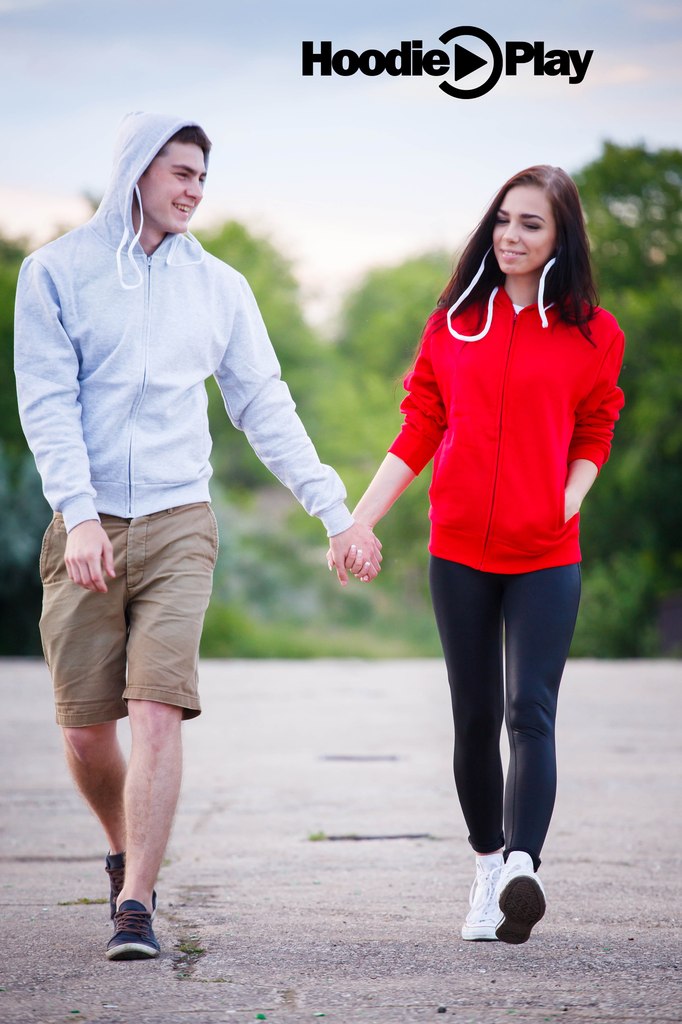 Бум толстовок со встроенными наушниками докатился и до России. Это настоящий хит сезона: ребята из HoodiePlay не так давно презентовали россиянам толстовки со встроенными наушниками! Провод аккуратно вшит в подклад и незаметен, а на концах шнурков, которы