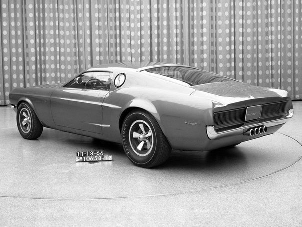В 1966 году компания Ford создала потрясающий концепт-кар Mustang Mach 1. Mustang Mach 1 был двухместным лифтбеком. Агрессивная передняя часть автомобиля удивительным образом сочеталась с рубленными линиями крыши.Такой же большой наклон задних стоек сохра
