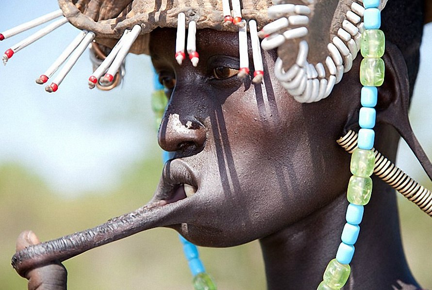 Эти тарелки девушки мурси начинают носить в возрасте 20 лет. За полгода до брака нижняя губа девушки прокалывается. Уродуя женщин, африканские племена <br>[club77829792|посмотреть продолжение...]