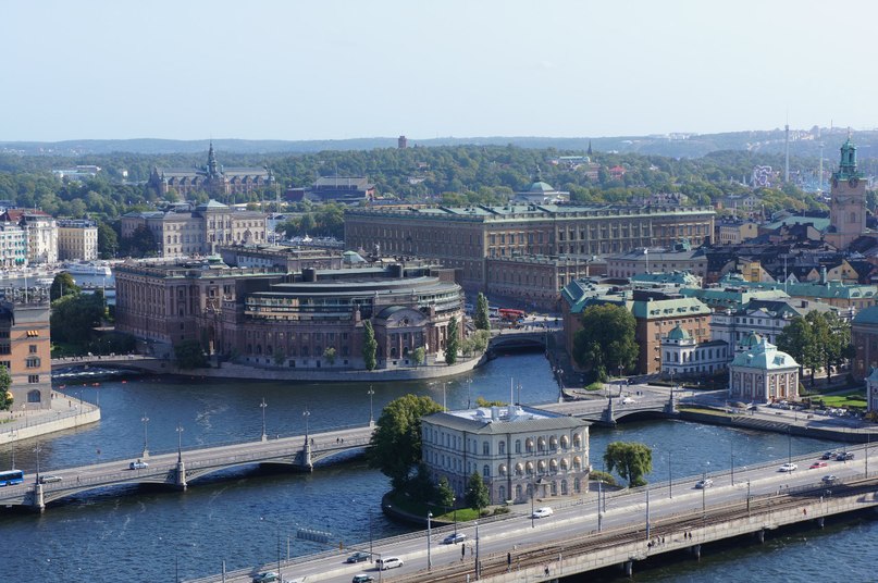 Город, на крышах которого живет Карлсон.  - 5