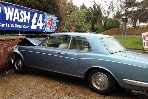 Старушка угробила винтажный Bentley, перепутав тормоз с газом