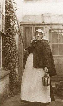 До того, как появились будильники, в Англии и Ирландии существовала профессия «будильщиков», которые стучали по утрам в окна длинными палками, либо стреляли из трубочек сушёным горохом