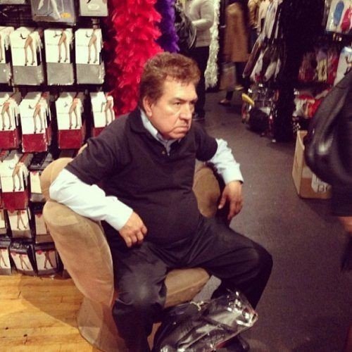 Фотографии уставших мужчин в торговых центрах