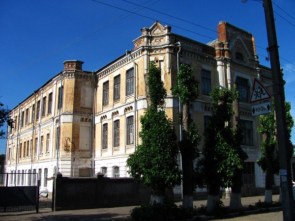 [club54109457|Батуринское училище на Заиковке]. Сегодня продолжая описывать свою любимую тему, тему жизни и архитектуры на Москалёвке я хочу рассказать историю о современной школе № 7, а в прошлом 4-е сложное городское училище для лиц обоего пола на 12 ко