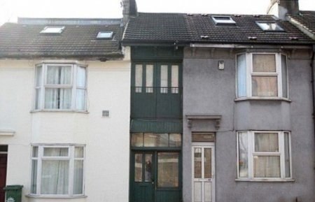 Самый узкий жилой дом в мире находится в Британии. Ширина этого дома всего 180 сантиметров а длина его 6 метров