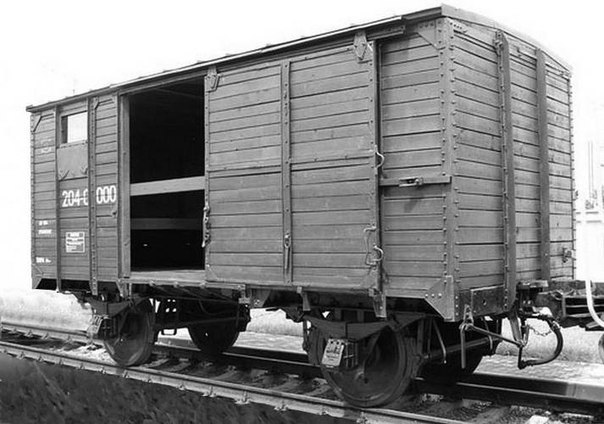 Это вагон "теплушка", который использовался в военные годы. Говорят, по своим техническим характеристикам он не сильно хуже современных отечественных «инновационных» вагонов. Да здравствует модернизация по-нашему! http://miss-tramell.livejournal.com/68215