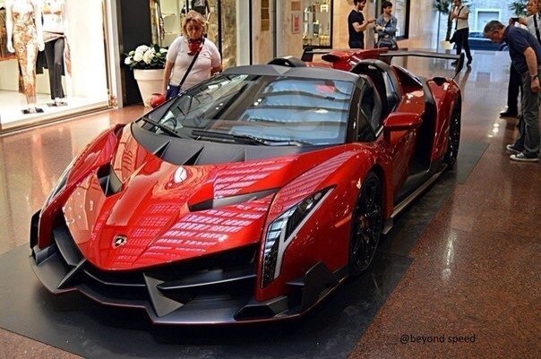 Lamborghini Veneno Roadster в Боло́нье, Италия.. Двигатель - бензиновый V12 (6498 см³) <br>Мощность - 750 л.с. <br>Коробка передач - роботизированная (7 ступеней) <br>Привод - полный <br>Разгон до сотни 2,9 секунды <br>Максимальная скорость - 355 км/ч