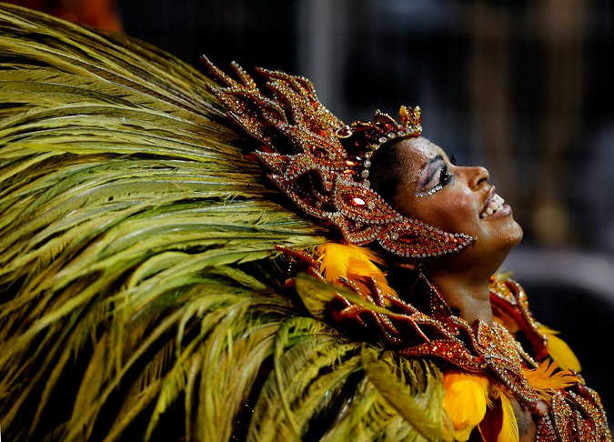 Яскраві приклади костюмів на карнавалі в Бразилії