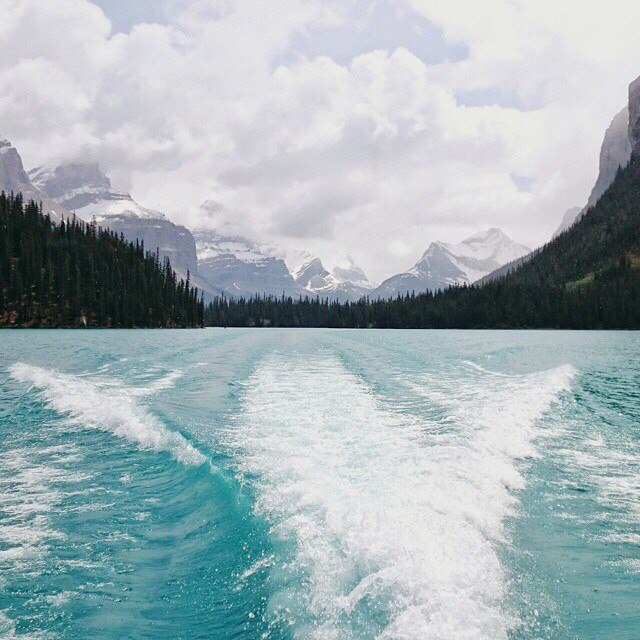 Невероятной красоты озеро в Канаде - 5