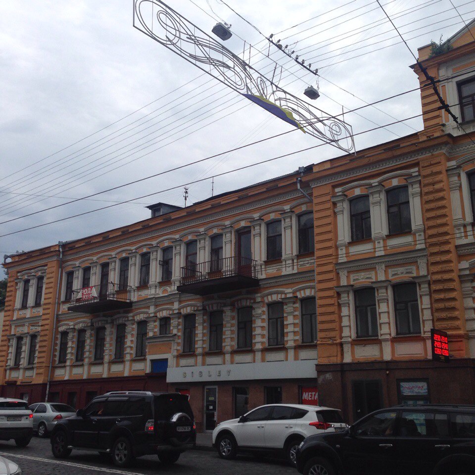 [club54109457|Гимназия Е.Н. Драшковской на Сумской]. Это здание было построено в Харькове в 1884 году, по проекту архитектора Б.С.Покровского. А заказал его собственник территории мещанина Ефима Даниловича Школяренко, для женской гимназии с пансионом Е.Н.