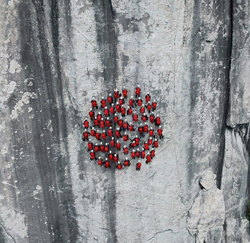 Сотни альпинистов поднялись на Альпы для эпических фотографий