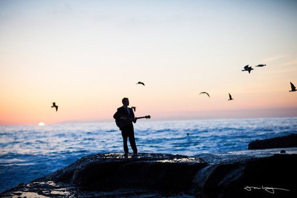 Огромная волна накрыла влюбленных во время предложения руки и сердца