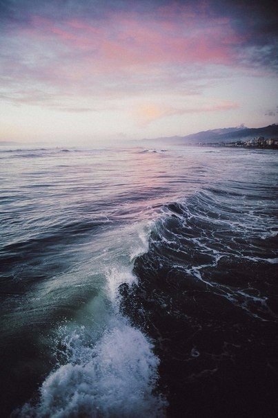 Однажды ты окажешься у моря, и оно унесет на своих волнах боль воспоминаний. У каждого из нас свое море.<br><br>Эльчин Сафарли