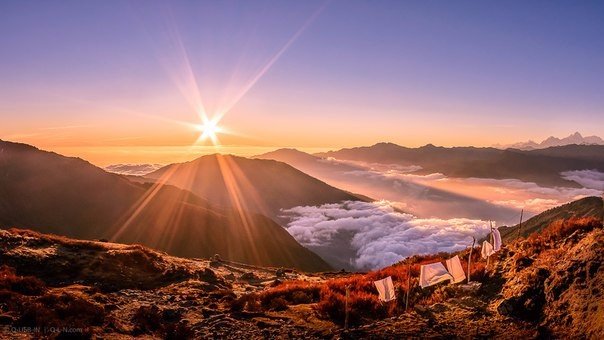 Закат в Гималаях.