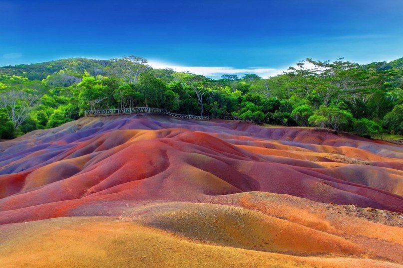 Семицветные земли на равнинах Шамареля<br><br>Есть уголок на нашей планете, где земля от природы раскрашена в семь цветов. Он находится на Маврикии, недалеко от Черной реки. Именно там, на знаменитых равнинах Шамареля в 1960 году проявилось уникальное гео