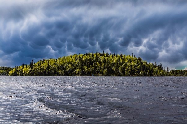 Трубчатые облака. Озеро на Соловецких островах.