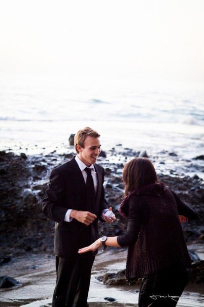 Огромная волна накрыла влюбленных во время предложения руки и сердца - 5