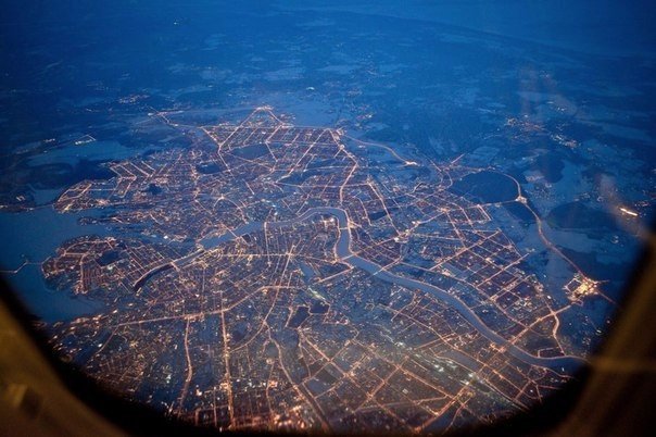 Вид на огни ночного Санкт-Петербурга в иллюминатор, Россия
