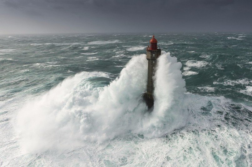 Маяк на острове Уэссан во время шторма.