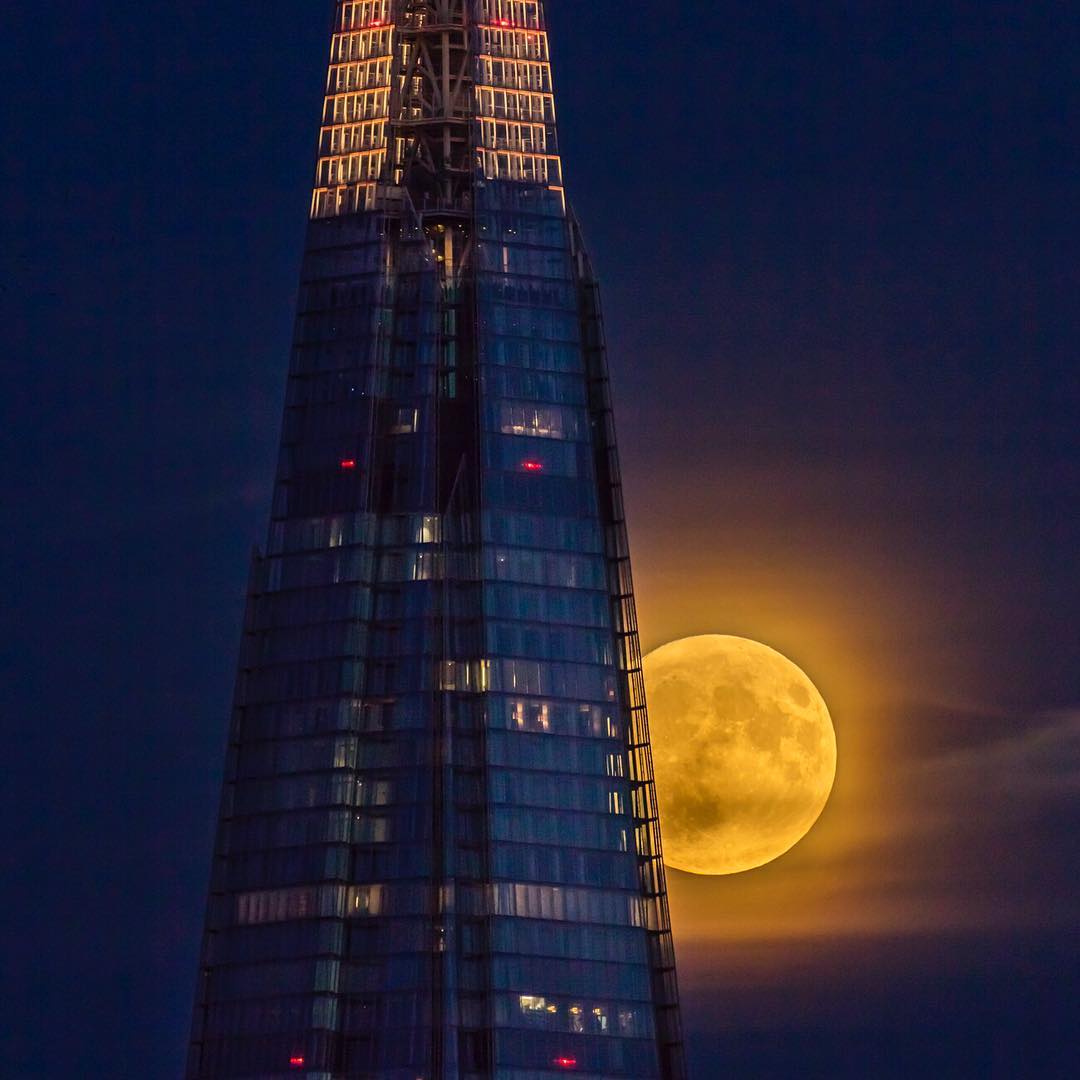 Суперлуние над Лондоном<br><br>В ночь с 14 на 15 ноября все жители Земли наблюдали за "суперлуной". В последний раз спутник Земли так близко подходил к планете в 1948 году. Суперлуна на 14% крупнее и на 30% ярче по сравнению с апогеем. В следующий раз уви