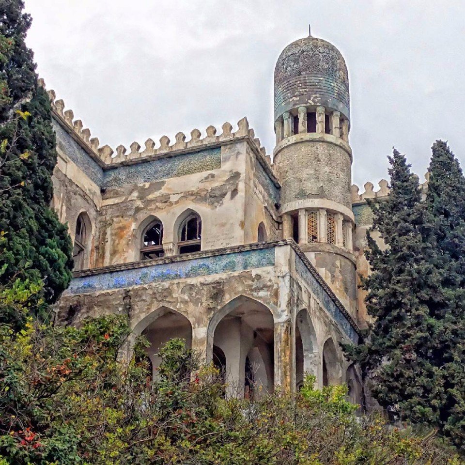 Крым, Симеиз<br>Заброшенный старинный дворец, который один из крымских ханов построил для любимой дочери.