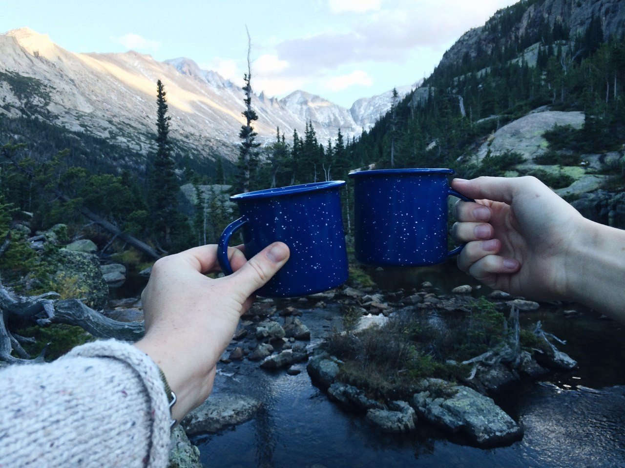 Но самые красивые вещи в жизни это далеко не вещи. Это люди, места, воспоминания и картины. Это чувства, моменты, улыбки.