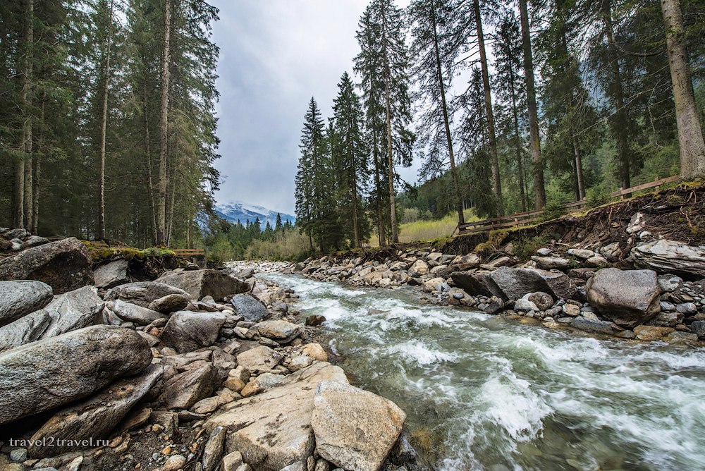 Горная река Криммл-Ахе, частью которой является знаменитый Криммльский водопад